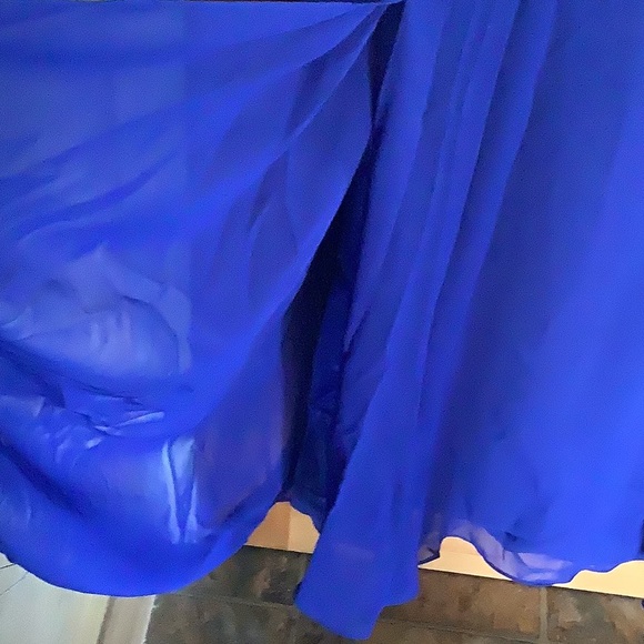 Gown - Picture 4 of 8